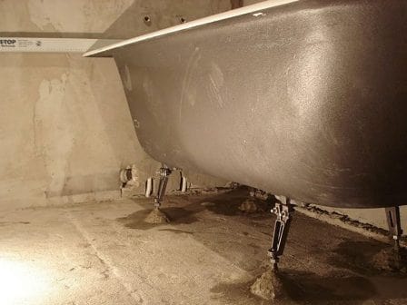 Установка чугунной ванны на ножки фото